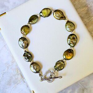 Elegant handcrafted bracelet with unique iridescent pearls